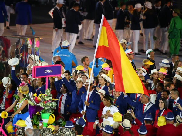 El tenista Rafael Nadal lleva la bandera española al frente del equipo olímpico español en la Ceremonia de Apertura Río 2016 —  Fotos de Stock