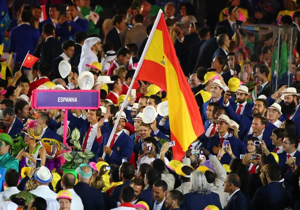 El tenista Rafael Nadal lleva la bandera española al frente del equipo olímpico español en la Ceremonia de Apertura Río 2016 — Foto de Stock