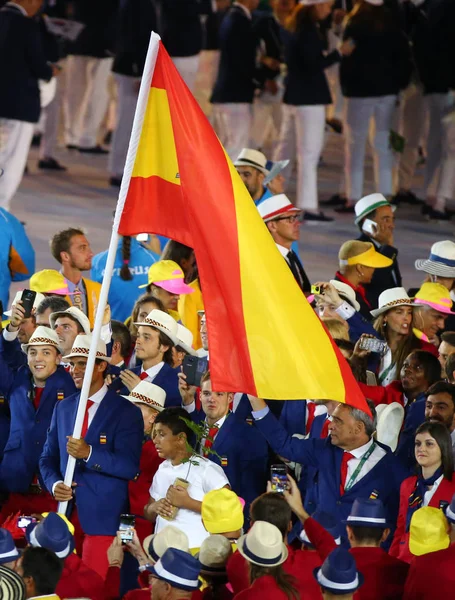 Tennisspelare Rafael Nadal bär under spansk flagg som leder spanska OS-truppen i Rio 2016 invigningen — Stockfoto