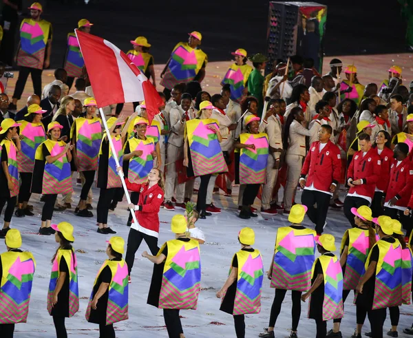 Campeã olímpica trampolim ginasta Rosie MacLennan carregando bandeira canadense liderando a equipe olímpica do Canadá na cerimônia de abertura do Rio 2016 — Fotografia de Stock