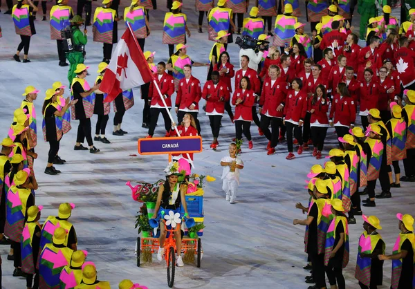 Palestra campionessa olimpica di trampolino Rosie MacLennan con bandiera canadese alla guida della squadra olimpica canadese a Rio 2016 Cerimonia di apertura — Foto Stock