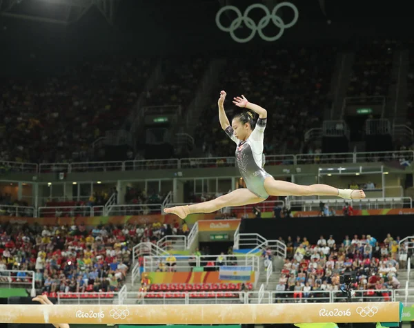 Янь Ван из Китая соревнуется на бревне на Олимпийских играх в Рио-2016 — стоковое фото