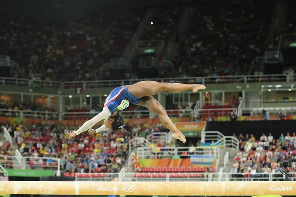 Campeã olímpica Simone Biles dos Estados Unidos competindo no feixe de equilíbrio na ginástica geral feminina no Rio 2016 — Fotografia de Stock