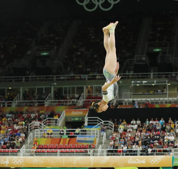 Yan Wang de China compitiendo en la barra de equilibrio en la gimnasia femenina en los Juegos Olímpicos de Río 2016 — Foto de Stock