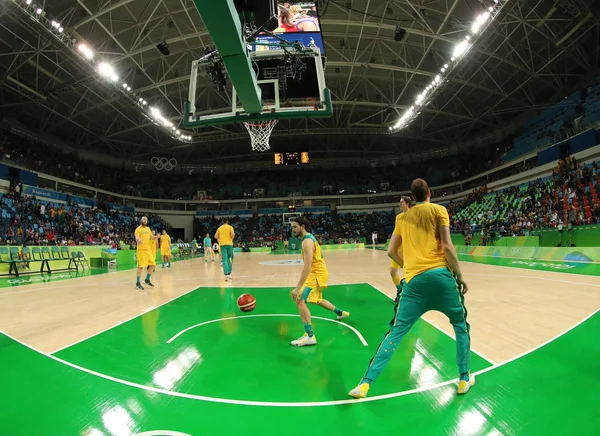 Polska drużyna ogrzewa się do grupy A mecz koszykówki pomiędzy Team Usa i Australia Igrzysk Rio 2016 — Zdjęcie stockowe