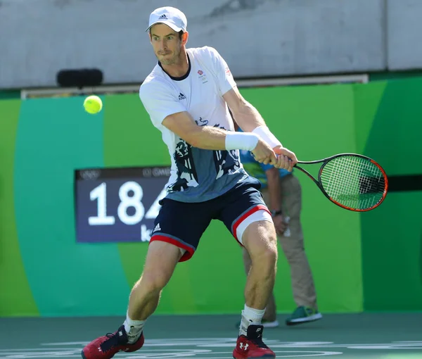Campeão olímpico Andy Murray da Grã-Bretanha em ação durante semifinal individual masculino dos Jogos Olímpicos Rio 2016 — Fotografia de Stock