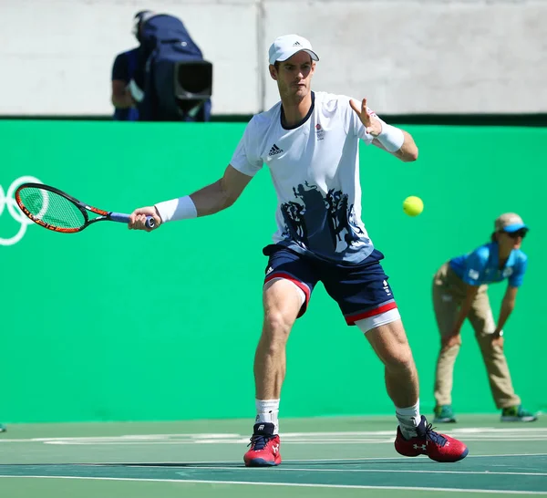 Le champion olympique Andy Murray de Grande-Bretagne en action lors de la demi-finale masculine simple des Jeux Olympiques de Rio 2016 — Photo