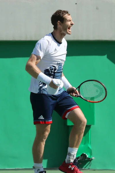 El campeón olímpico Andy Murray de Gran Bretaña celebra la victoria después de la semifinal individual masculina de los Juegos Olímpicos de Río 2016 — Foto de Stock
