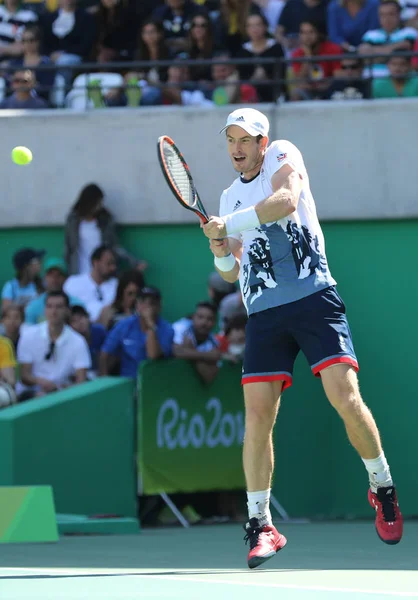 Campeón Olímpico Andy Murray de Gran Bretaña en acción durante la semifinal individual masculina de los Juegos Olímpicos de Río 2016 — Foto de Stock