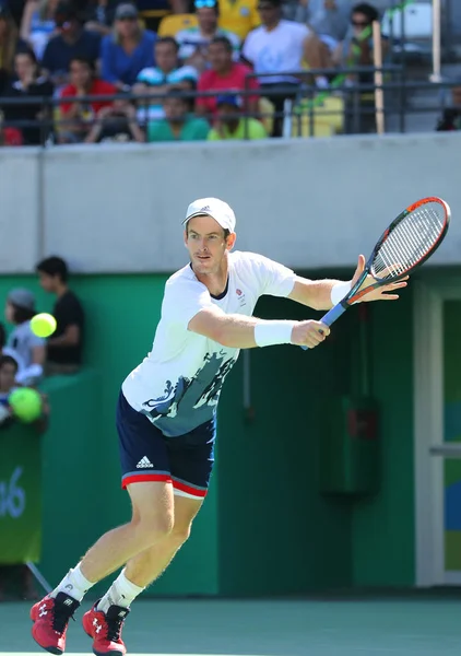 Campeón Olímpico Andy Murray de Gran Bretaña en acción durante la semifinal individual masculina de los Juegos Olímpicos de Río 2016 — Foto de Stock