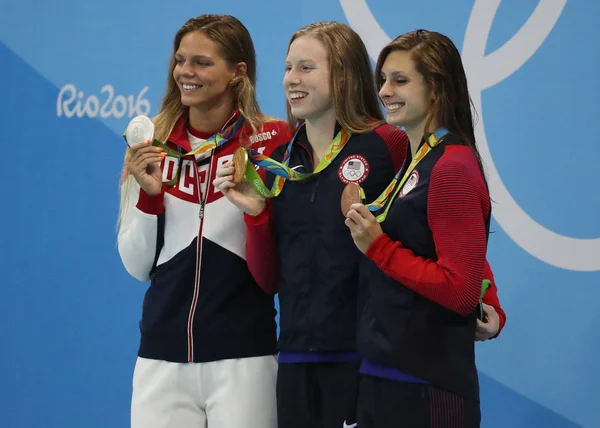 Yulia Efimova de Rusia (L), Lilly King y Catherine Meili de EE.UU. durante la ceremonia de medalla después de 100m de mama femenino Final — Foto de Stock