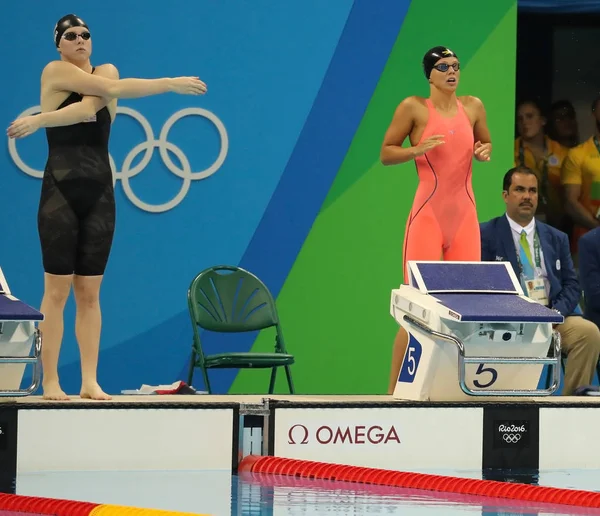 Lilly King of United States (L) y Yulia Efimova of Russia antes de los 100m Breaststroke Final Femenino de los Juegos Olímpicos de Río 2016 — Foto de Stock