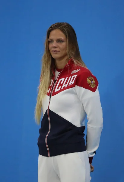 Medallista de Plata Yulia Efimova de Rusia durante la ceremonia de medalla después de los 100m de pecho femenino Final de los Juegos Olímpicos de Río 2016 — Foto de Stock