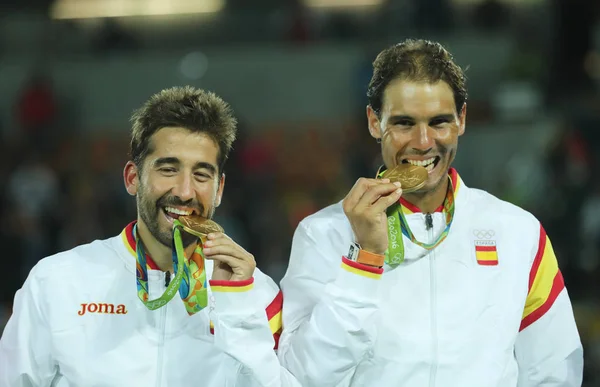 Campeones olímpicos Mark López (L) y Rafael Nadal de España durante la ceremonia de medalla después de la victoria en la final de dobles masculinos de los Juegos Olímpicos de Río 2016 — Foto de Stock