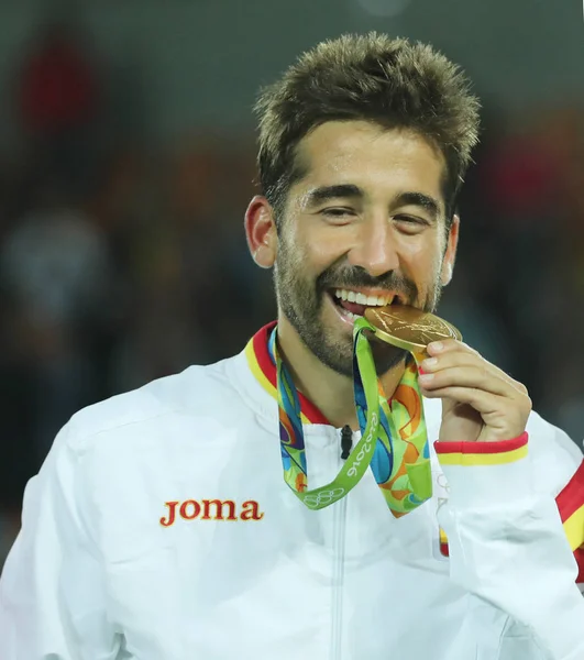 Campeón Olímpico Mark López de España durante la ceremonia de medalla después de la victoria en la final de dobles masculinos de los Juegos Olímpicos de Río 2016 — Foto de Stock