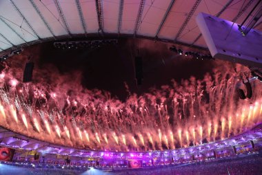 Rio de Janeiro'da Maracana Stadı nda Rio 2016 Olimpiyatları açılış töreni sırasında havai fişek