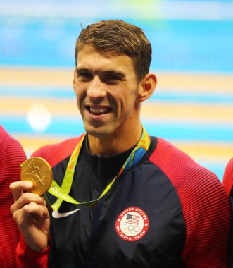 Olimpiyat Şampiyonu Michael Phelps Amerika Birleşik Devletleri Erkekler 4x100m karışık bayrak Rio 2016 zaferi kutluyor 
