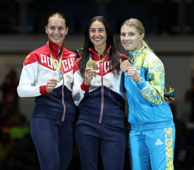 Madalya töreni sırasında kadın Sabre bireysel Kazananlar Rio 2016 Olimpiyat Oyunları Sofya Velikaya of Russia (L), Yana Egorian Rusya ve Ukrayna'nın Olga Kharlan