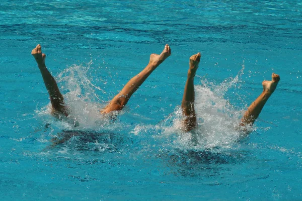 Synchronschwimm-Duo im Wettkampf — Stockfoto