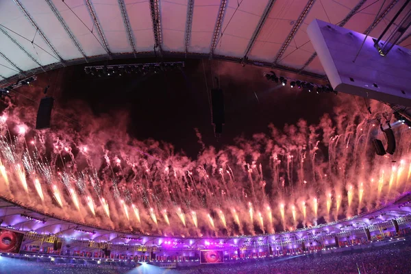 Rio de Janeiro'da Maracana Stadı nda Rio 2016 Olimpiyatları açılış töreni sırasında havai fişek