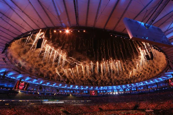 Rio de Janeiro'da Maracana Stadı nda Rio 2016 Olimpiyatları açılış töreni sırasında havai fişek
