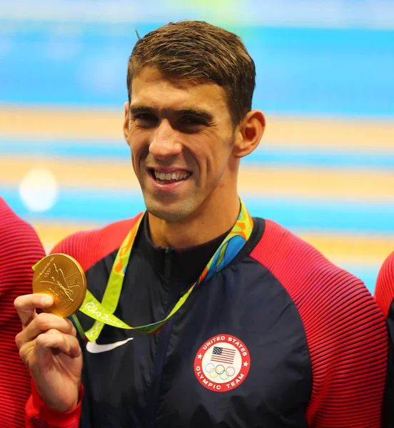 Il campione olimpico statunitense Michael Phelps festeggia la vittoria nella staffetta maschile 4x100m del Rio 2016 — Foto Stock