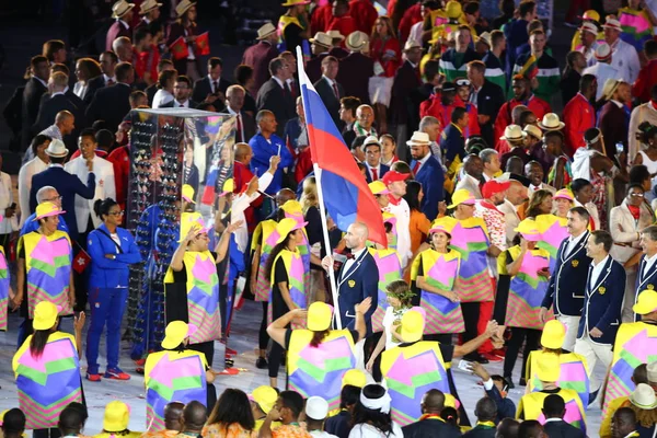 Volleybollspelare Sergey Tetyukhin bära flaggan Ryssland leder den ryska OS-truppen i Rio 2016 invigningen — Stockfoto