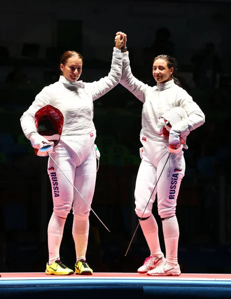 Sofja Velikaya (L) a Jana Egorian z Ruska po finále v ženské individuální sabre olympijské hry Rio 2016 — Stock fotografie
