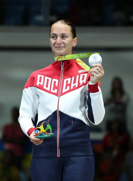 Srebrny medalista Sofya Fedorovsky Federacji Rosyjskiej podczas medal ceremonii Women's Sabre indywidualne końcowego w Rio 2016 Igrzyska Olimpijskie w Carioca Arena 3 — Zdjęcie stockowe