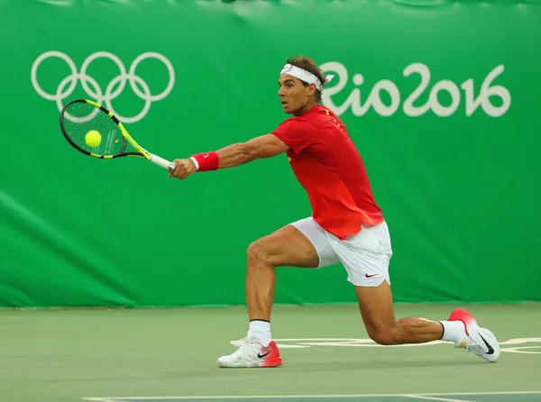 Campeón Olímpico Rafael Nadal de España en acción durante el partido individual masculino de primera ronda de los Juegos Olímpicos de Río 2016 — Foto de Stock