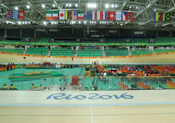 Binnenkant van de Olympische Wielerbaan van Rio, gelegen in het Olympisch Park van Barra in Rio de Janeiro — Stockfoto