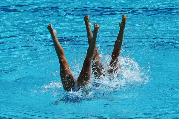 Синхронный плавательный дуэт во время соревнований — стоковое фото
