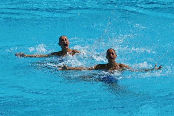 Anita Alvarez e Mariya Koroleva del team Stati Uniti gareggiano durante i duetti di nuoto sincronizzati di routine gratuita preliminare dei Giochi Olimpici di Rio 2016 — Foto Stock