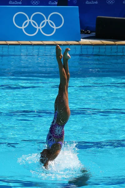 Anita Alvarez e Mariya Koroleva da equipe dos Estados Unidos competem durante duetos de natação sincronizados rotina gratuita preliminar dos Jogos Olímpicos Rio 2016 — Fotografia de Stock