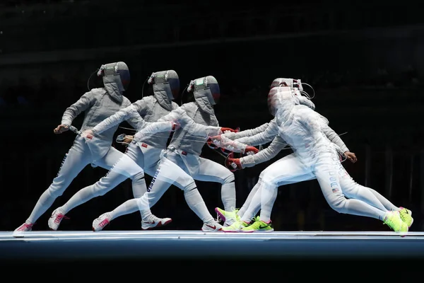 Ibtihaj Muhammad of United States (R) and Sofya Velikaya of Russia compete in the Womens Sabre Team of the Rio 2016 Olympic Games — Stock Photo, Image