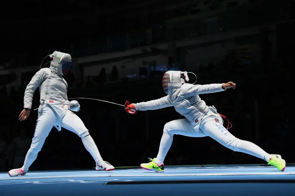 Ibtihaj Muhammad de Estados Unidos (R) y Sofya Velikaya de Rusia compiten en el Equipo Femenino Sabre de los Juegos Olímpicos de Río 2016 — Foto de Stock