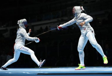 Ibtihaj Muhammed, Amerika Birleşik Devletleri (R) ve Sofya Velikaya Rusya'nın kadın Sabre Takım Rio 2016 Olimpiyat Oyunları rekabet