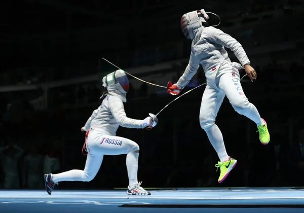 Ibtihaj Muhammad de Estados Unidos (R) y Sofya Velikaya de Rusia compiten en el Equipo Femenino Sabre de los Juegos Olímpicos de Río 2016 — Foto de Stock