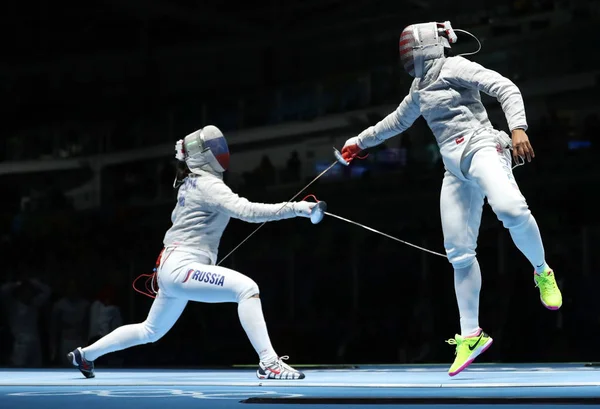 Ibtihaj Muhammad de Estados Unidos (R) y Sofya Velikaya de Rusia compiten en el Equipo Femenino Sabre de los Juegos Olímpicos de Río 2016 — Foto de Stock