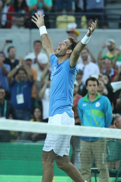 Хуан Мартин Дель Потро из Аргентины отмечает победу после полуфинального матча Олимпийских игр 2016 года в Олимпийском теннисном центре — стоковое фото