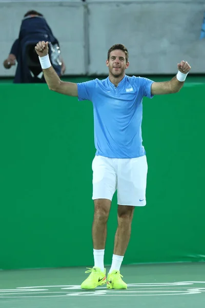 Juan Martin Del Potro de Argentina celebra victoria tras partido individual masculino semifinal de los Juegos Olímpicos de Río 2016 en el Centro Olímpico de Tenis — Foto de Stock