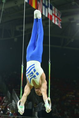 Erkekler halkaları son Artistik Jimnastik rekabet Rio 2016 Olimpiyatları, Olimpiyat Şampiyonu Yunanistan Eleftherios Petrounias yarışıyor