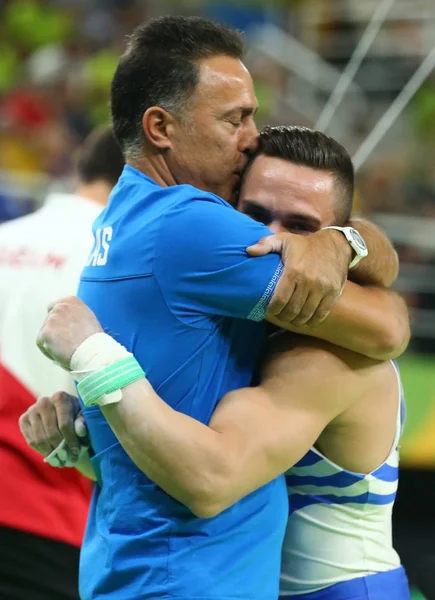 Campeão Olímpico Eleftherios Petrounias da Grécia (R) com seu treinador após a Final dos Anéis Masculinos em competição de ginástica artística nos Jogos Olímpicos Rio 2016 — Fotografia de Stock