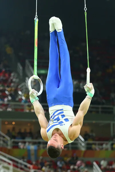 Olympisk mästare Eleftherios Petrounias Grekland tävlar på Herrarnas ringar slutgiltigt i artistisk gymnastik konkurrens på OS Rio 2016 — Stockfoto