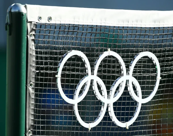 วงแหวนโอลิมปิกที่สนามเทนนิสหลัก Maria Esther Bueno Court of Rio 2016 Olympic Games ที่ศูนย์เทนนิสโอลิมปิก — ภาพถ่ายสต็อก