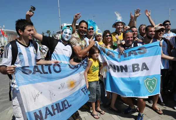 Argentinische Fans unterstützen Grand-Slam-Champion Juan Martin del Potro aus Argentinien vor dem Herren-Einzel-Finale der Olympischen Spiele 2016 in Rio — Stockfoto