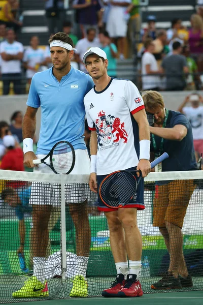Juan Martin Del Porto de Argentina (L) y Andy Murray de Gran Bretaña antes de la final individual masculina de los Juegos Olímpicos de Río 2016 en el Centro Olímpico de Tenis — Foto de Stock