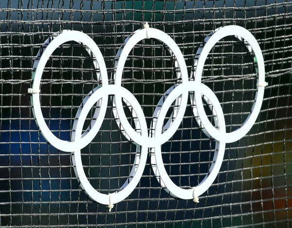 Anillos olímpicos en la sede principal de tenis Maria Esther Bueno Corte de los Juegos Olímpicos de Río 2016 en el Centro Olímpico de Tenis —  Fotos de Stock