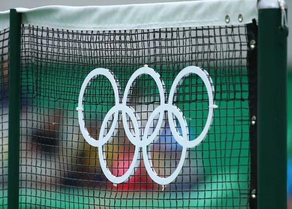 Ολυμπιακοί δακτύλιοι στο χώρο κύριας τένις δικαστήριο Maria Esther Bueno του Ρίο 2016 Ολυμπιακούς Αγώνες στο Ολυμπιακό Κέντρο Αντισφαίρισης — Φωτογραφία Αρχείου