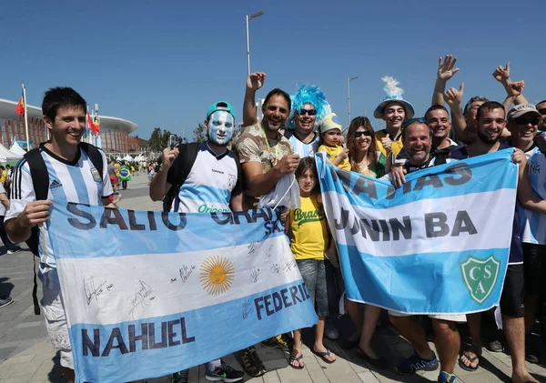 Arjantinli fanlar daha önce erkekler tekler finali Rio 2016 Olimpiyat Oyunları Grand Slam şampiyonu Juan Martin Del Potro Arjantin desteği